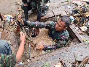 Aksi Heroik Serka Erik Nyemplung ke Gorong-gorong untuk Bersihkan Sampah
