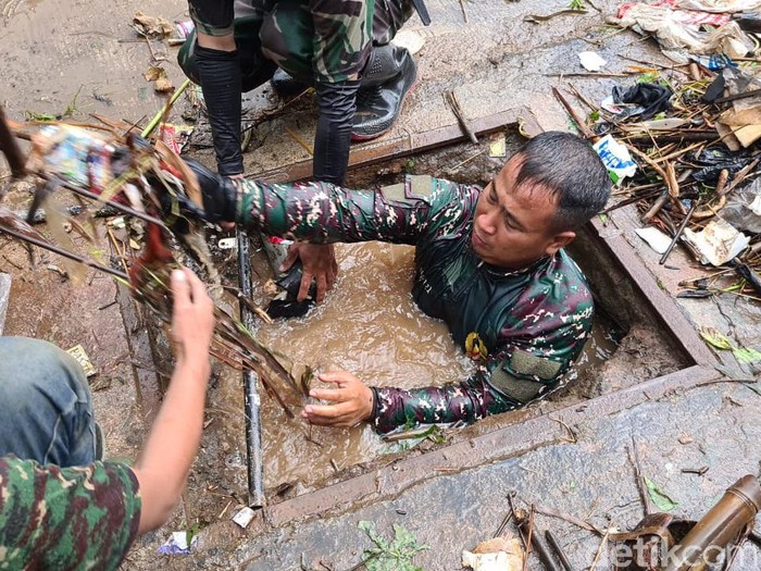 Serka Eri nekat menyelami gorong-gorong demi membersihkan sampah