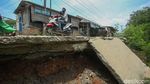 Jalan Amblas di Bekasi Ini Sudah Setahun Lebih Lho Dibiarkan
