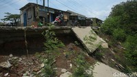 Jalan tersebut telah amblas sejak 2019, meski sangat membahayakan warga namun hingga kini belum ada tanda-tanda perbaikan jalan.