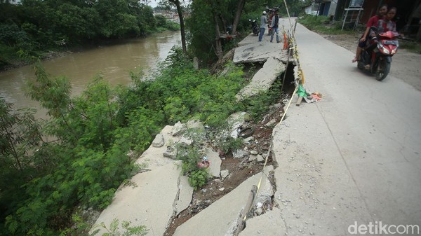 Jalan Amblas di Bekasi Ini Sudah Setahun Lebih Lho Dibiarkan