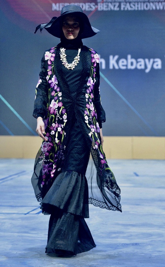 Roemah Kebaya Vielga menampilkan koleksi bertema Dramatic Blossom di ajang Mercedes Fashion Week Rusia 2020, 23 Oktober 2020. Roemah Kebaya memodifikasi kebaya dengan sentuhan ornamen bordir bunga yang dikerjakan dengan mesin manual oleh para perempuan pengrajin bordir di Payakumbuh, Sumatera Barat. Foto: dok. Roemah Kebaya