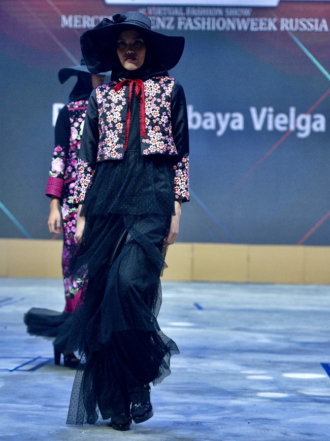 Roemah Kebaya Vielga menampilkan koleksi bertema Dramatic Blossom di ajang Mercedes Fashion Week Rusia 2020, 23 Oktober 2020. Roemah Kebaya memodifikasi kebaya dengan sentuhan ornamen bordir bunga yang dikerjakan dengan mesin manual oleh para perempuan pengrajin bordir di Payakumbuh, Sumatera Barat. Foto: dok. Roemah Kebaya