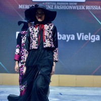 Roemah Kebaya Vielga menampilkan koleksi bertema Dramatic Blossom di ajang Mercedes Fashion Week Rusia 2020, 23 Oktober 2020. Roemah Kebaya memodifikasi kebaya dengan sentuhan ornamen bordir bunga yang dikerjakan dengan mesin manual oleh para perempuan pengrajin bordir di Payakumbuh, Sumatera Barat. Foto: dok. Roemah Kebaya