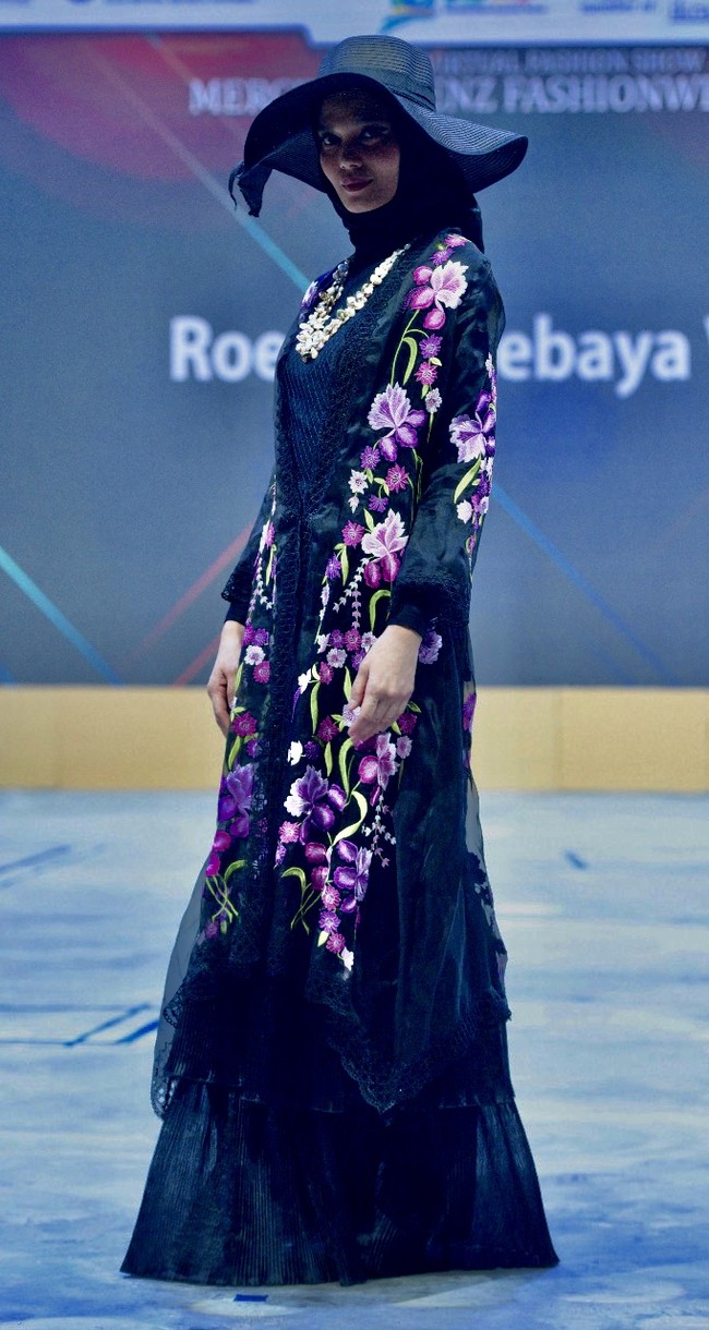 Roemah Kebaya Vielga menampilkan koleksi bertema Dramatic Blossom di ajang Mercedes Fashion Week Rusia 2020, 23 Oktober 2020. Roemah Kebaya memodifikasi kebaya dengan sentuhan ornamen bordir bunga yang dikerjakan dengan mesin manual oleh para perempuan pengrajin bordir di Payakumbuh, Sumatera Barat. Foto: dok. Roemah Kebaya