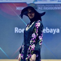 Roemah Kebaya Vielga menampilkan koleksi bertema Dramatic Blossom di ajang Mercedes Fashion Week Rusia 2020, 23 Oktober 2020. Roemah Kebaya memodifikasi kebaya dengan sentuhan ornamen bordir bunga yang dikerjakan dengan mesin manual oleh para perempuan pengrajin bordir di Payakumbuh, Sumatera Barat. Foto: dok. Roemah Kebaya