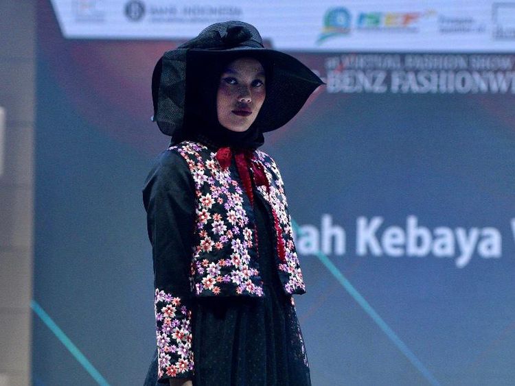 10 Koleksi Roemah Kebaya di Mercedes Fashion Week Rusia 2020