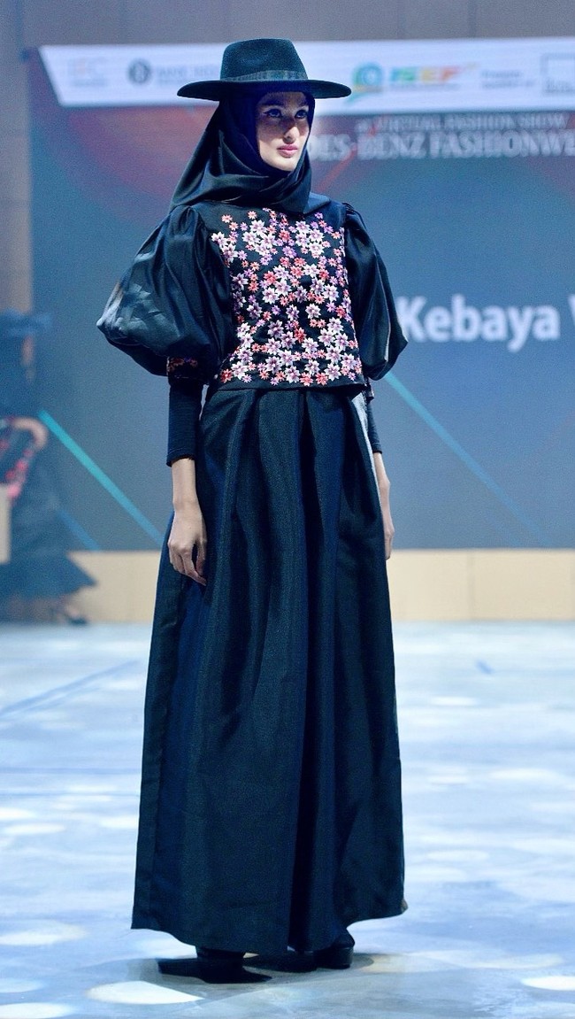 Roemah Kebaya Vielga menampilkan koleksi bertema Dramatic Blossom di ajang Mercedes Fashion Week Rusia 2020, 23 Oktober 2020. Roemah Kebaya memodifikasi kebaya dengan sentuhan ornamen bordir bunga yang dikerjakan dengan mesin manual oleh para perempuan pengrajin bordir di Payakumbuh, Sumatera Barat. Foto: dok. Roemah Kebaya