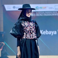 Roemah Kebaya Vielga menampilkan koleksi bertema Dramatic Blossom di ajang Mercedes Fashion Week Rusia 2020, 23 Oktober 2020. Roemah Kebaya memodifikasi kebaya dengan sentuhan ornamen bordir bunga yang dikerjakan dengan mesin manual oleh para perempuan pengrajin bordir di Payakumbuh, Sumatera Barat. Foto: dok. Roemah Kebaya