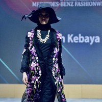 Roemah Kebaya Vielga menampilkan koleksi bertema Dramatic Blossom di ajang Mercedes Fashion Week Rusia 2020, 23 Oktober 2020. Roemah Kebaya memodifikasi kebaya dengan sentuhan ornamen bordir bunga yang dikerjakan dengan mesin manual oleh para perempuan pengrajin bordir di Payakumbuh, Sumatera Barat. Foto: dok. Roemah Kebaya