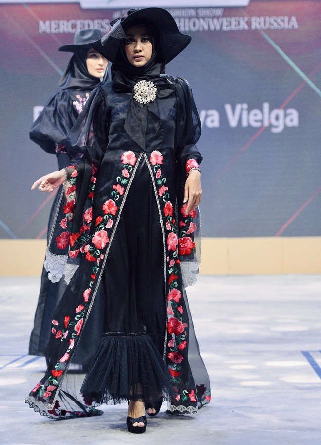 Roemah Kebaya Vielga menampilkan koleksi bertema Dramatic Blossom di ajang Mercedes Fashion Week Rusia 2020, 23 Oktober 2020. Roemah Kebaya memodifikasi kebaya dengan sentuhan ornamen bordir bunga yang dikerjakan dengan mesin manual oleh para perempuan pengrajin bordir di Payakumbuh, Sumatera Barat. Foto: dok. Roemah Kebaya