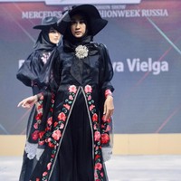 Roemah Kebaya Vielga menampilkan koleksi bertema Dramatic Blossom di ajang Mercedes Fashion Week Rusia 2020, 23 Oktober 2020. Roemah Kebaya memodifikasi kebaya dengan sentuhan ornamen bordir bunga yang dikerjakan dengan mesin manual oleh para perempuan pengrajin bordir di Payakumbuh, Sumatera Barat. Foto: dok. Roemah Kebaya