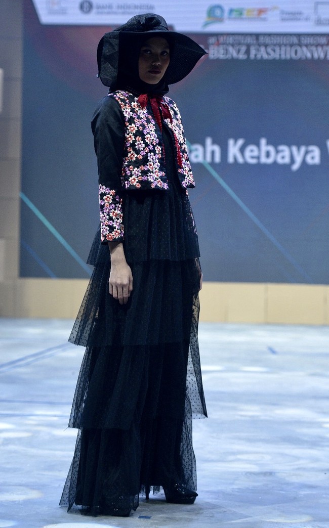 Roemah Kebaya Vielga menampilkan koleksi bertema Dramatic Blossom di ajang Mercedes Fashion Week Rusia 2020, 23 Oktober 2020. Roemah Kebaya memodifikasi kebaya dengan sentuhan ornamen bordir bunga yang dikerjakan dengan mesin manual oleh para perempuan pengrajin bordir di Payakumbuh, Sumatera Barat. Foto: dok. Roemah Kebaya