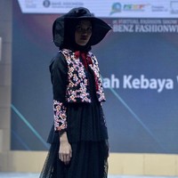 Roemah Kebaya Vielga menampilkan koleksi bertema Dramatic Blossom di ajang Mercedes Fashion Week Rusia 2020, 23 Oktober 2020. Roemah Kebaya memodifikasi kebaya dengan sentuhan ornamen bordir bunga yang dikerjakan dengan mesin manual oleh para perempuan pengrajin bordir di Payakumbuh, Sumatera Barat. Foto: dok. Roemah Kebaya