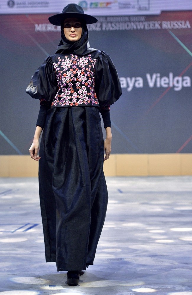 Roemah Kebaya Vielga menampilkan koleksi bertema Dramatic Blossom di ajang Mercedes Fashion Week Rusia 2020, 23 Oktober 2020. Roemah Kebaya memodifikasi kebaya dengan sentuhan ornamen bordir bunga yang dikerjakan dengan mesin manual oleh para perempuan pengrajin bordir di Payakumbuh, Sumatera Barat. Foto: dok. Roemah Kebaya