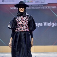 Roemah Kebaya Vielga menampilkan koleksi bertema Dramatic Blossom di ajang Mercedes Fashion Week Rusia 2020, 23 Oktober 2020. Roemah Kebaya memodifikasi kebaya dengan sentuhan ornamen bordir bunga yang dikerjakan dengan mesin manual oleh para perempuan pengrajin bordir di Payakumbuh, Sumatera Barat. Foto: dok. Roemah Kebaya