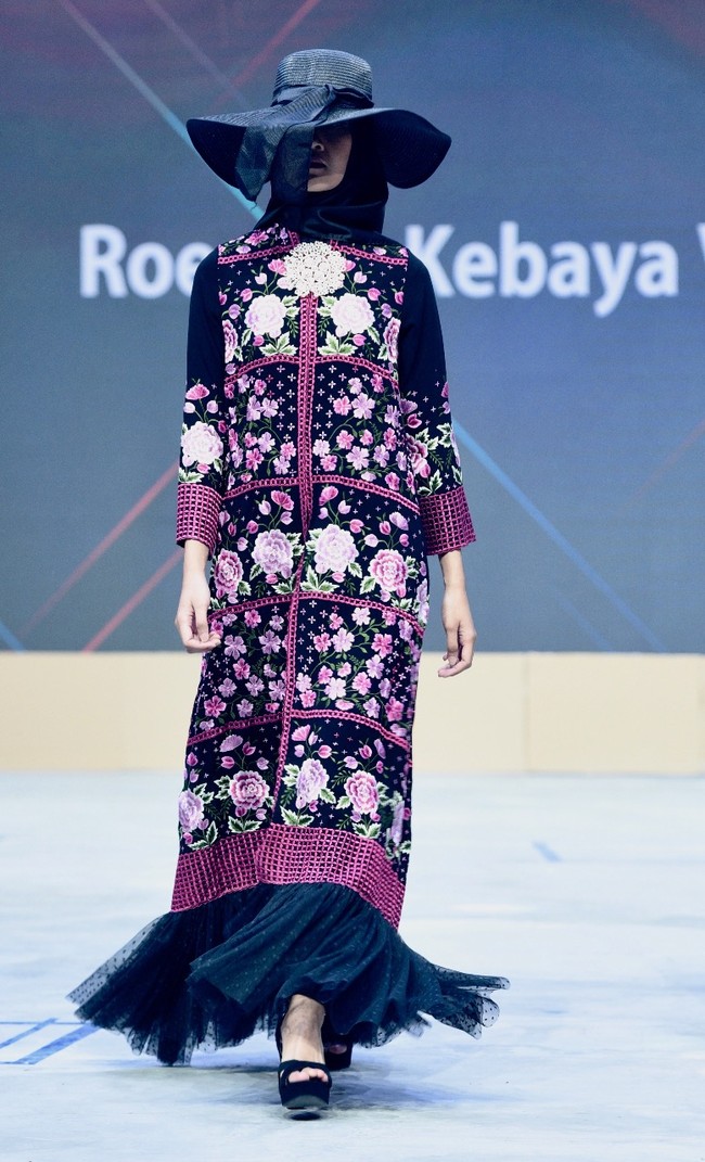 Roemah Kebaya Vielga menampilkan koleksi bertema Dramatic Blossom di ajang Mercedes Fashion Week Rusia 2020, 23 Oktober 2020. Roemah Kebaya memodifikasi kebaya dengan sentuhan ornamen bordir bunga yang dikerjakan dengan mesin manual oleh para perempuan pengrajin bordir di Payakumbuh, Sumatera Barat. Foto: dok. Roemah Kebaya