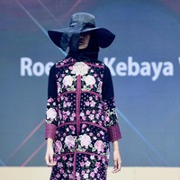Roemah Kebaya Vielga menampilkan koleksi bertema Dramatic Blossom di ajang Mercedes Fashion Week Rusia 2020, 23 Oktober 2020. Roemah Kebaya memodifikasi kebaya dengan sentuhan ornamen bordir bunga yang dikerjakan dengan mesin manual oleh para perempuan pengrajin bordir di Payakumbuh, Sumatera Barat. Foto: dok. Roemah Kebaya