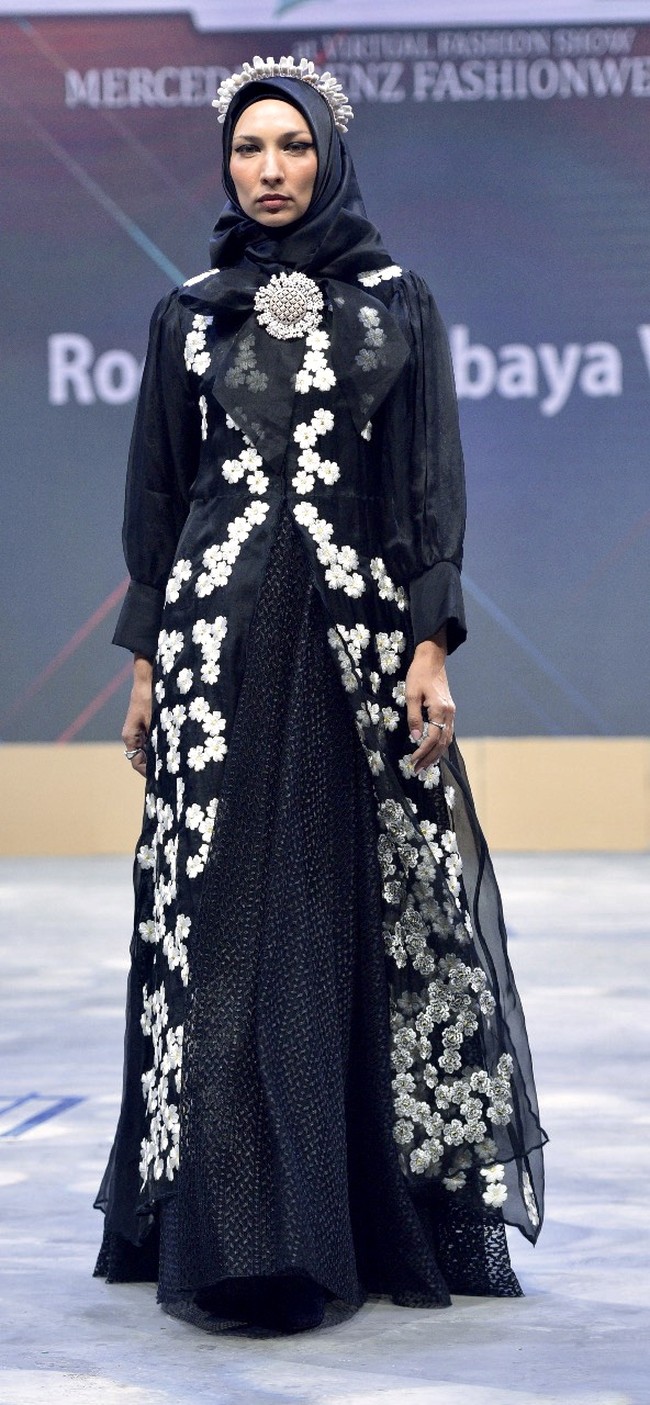 Roemah Kebaya Vielga menampilkan koleksi bertema Dramatic Blossom di ajang Mercedes Fashion Week Rusia 2020, 23 Oktober 2020. Roemah Kebaya memodifikasi kebaya dengan sentuhan ornamen bordir bunga yang dikerjakan dengan mesin manual oleh para perempuan pengrajin bordir di Payakumbuh, Sumatera Barat. Foto: dok. Roemah Kebaya