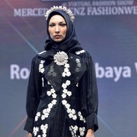 Roemah Kebaya Vielga menampilkan koleksi bertema Dramatic Blossom di ajang Mercedes Fashion Week Rusia 2020, 23 Oktober 2020. Roemah Kebaya memodifikasi kebaya dengan sentuhan ornamen bordir bunga yang dikerjakan dengan mesin manual oleh para perempuan pengrajin bordir di Payakumbuh, Sumatera Barat. Foto: dok. Roemah Kebaya