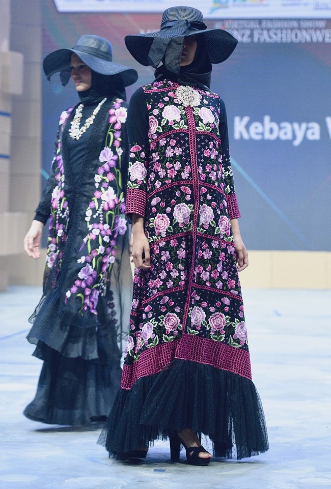 Roemah Kebaya Vielga menampilkan koleksi bertema Dramatic Blossom di ajang Mercedes Fashion Week Rusia 2020, 23 Oktober 2020. Roemah Kebaya memodifikasi kebaya dengan sentuhan ornamen bordir bunga yang dikerjakan dengan mesin manual oleh para perempuan pengrajin bordir di Payakumbuh, Sumatera Barat. Foto: dok. Roemah Kebaya
