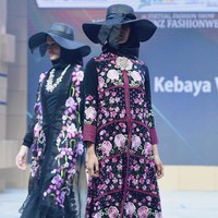 Roemah Kebaya Vielga menampilkan koleksi bertema Dramatic Blossom di ajang Mercedes Fashion Week Rusia 2020, 23 Oktober 2020. Roemah Kebaya memodifikasi kebaya dengan sentuhan ornamen bordir bunga yang dikerjakan dengan mesin manual oleh para perempuan pengrajin bordir di Payakumbuh, Sumatera Barat. Foto: dok. Roemah Kebaya