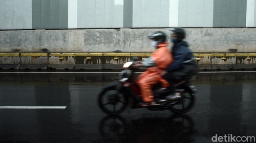 Sebagian besar wilayah Jakarta diprediksi bakal diguyur hujan pada siang hingga sore pada Selasa (27/10). Siapkan payung dan jas hujan Anda!