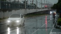 Pada pagi hari, Jakarta bakal mendapat cuaca berawan. Pada malam hari, Jakarta akan mendapat cuaca cerah berawan kembali, termasuk untuk Jakarta Selatan, yang sore harinya bakal diguyur hujan.