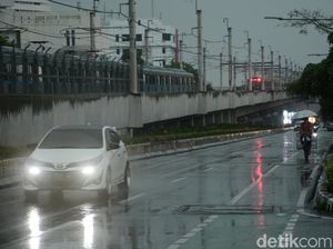 Salah Kaprah Penggunaan Lampu Hazard Saat Hujan
