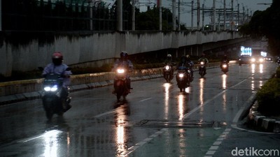 Siap-siap! Besok Jakarta Bakal Hujan Ringan Siang-Sore