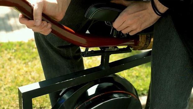 Ini merupakan aksesori untuk Unicycle jadi seperti sapu terbang.