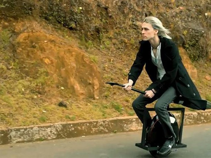 Ini merupakan aksesori untuk Unicycle jadi seperti sapu terbang.