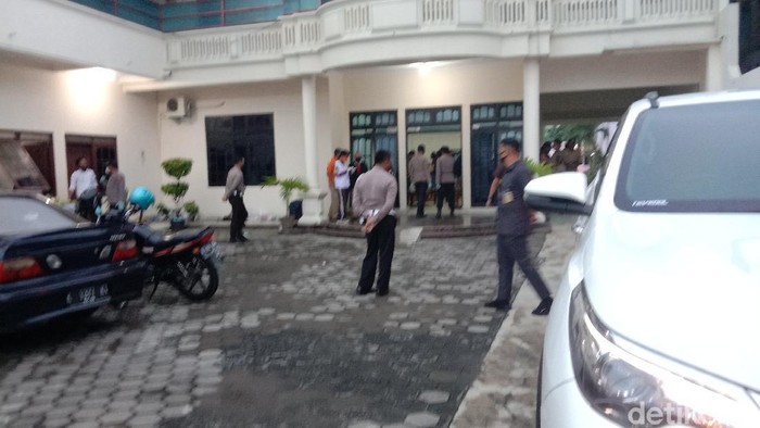 Suasana di hotel lokasi penemuan mayat wanita dalam kamar, Senin (26/10/2020).