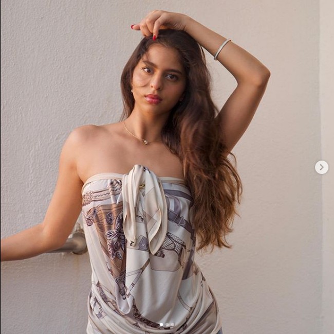 Dalam wawancara dengan Vogue, Suhana Khan mengaku tidak memiliki banyak pengalaman berpose ke kamera. Namun tetap saja dengan rambut panjangnya, penampilannya membuat siapapun yang melihatnya kagum dengan kecantikannya. Foto: Instagram @suhanakhan2