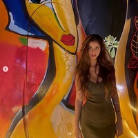 Inilah gaya Suhana Khan yang banjir pujian netizen. Tampil dengan dress hijau army, Suhana berpose di kamar mandi. bye moving into this bathroom, tulisnya di keterangan foto yang diunggah ke Instagramnya @suhanakhan2. Foto: Instagram @suhanakhan2