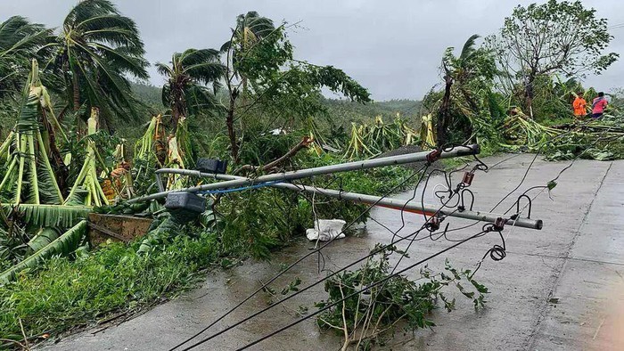 A fallen power line blocks a road after tropical storm Molave hit the town of Pola, Oriental Mindoro province (Erik DE CASTRO/AFP)