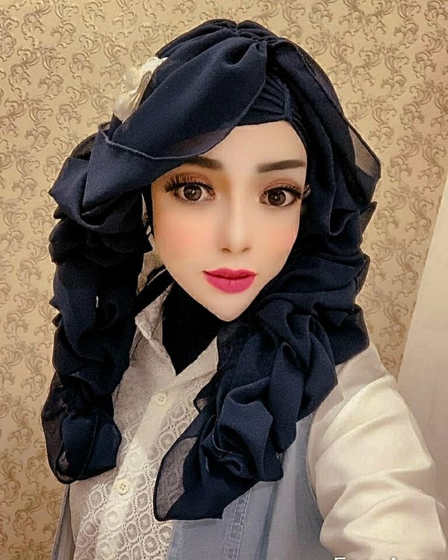 Wanita yang populer di Instagram dengan followers lebih dari 56 ribu itu mengungkapkan kisah di balik dagunya yang sangat lancip. Dia mengaku dagu lancip dan pipi tirusnya hasil dari perawatan di klinik kecantikan. Foto: Instagram @yuni_jasminebutiq.
