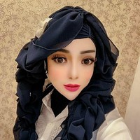 Wanita yang populer di Instagram dengan followers lebih dari 56 ribu itu mengungkapkan kisah di balik dagunya yang sangat lancip. Dia mengaku dagu lancip dan pipi tirusnya hasil dari perawatan di klinik kecantikan. Foto: Instagram @yuni_jasminebutiq.