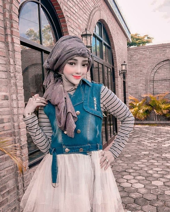 Dagu aku memang lancip dan pipi juga tirus karena aku sering ke klinik kecantikan sekitar empat tahun lalu. Aku mencoba perawata wajah pada umumnya seperti tarik benang, filer dan lainnya, tutur wanita yang tinggal di Bandar Lampung itu. Foto: Instagram @yuni_jasminebutiq.