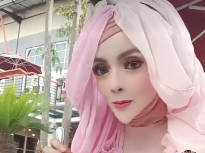 tiktok Wanita berhijab yang mempunyai dagu lancip