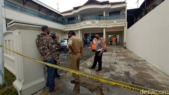 TKP penemuan mayat perempuan di hotel Kudus. Perempuan ini diduga korban pembunuhan karena ditemukan bekas cekikan di leher korban.