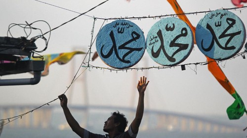 Warga memasang ornamen kaligrafi huruf arab bertuliskan Muhammad di kampung nelayan Nambangan Baru, Surabaya, Jawa Timur, Sabtu (24/10/2020). Pemasangan ornamen serta umbul-umbul berupa kerudung dan serban tersebut merupakan tradisi bagi masyarakat setempat dalam rangka menyambut hari kelahiran atau Maulid Nabi Muhammad SAW. ANTARA FOTO/Moch Asim/wsj.