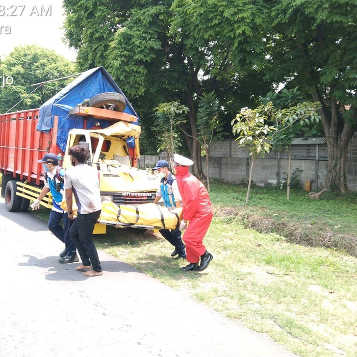 Sebuah truk menabrak truk yang pindah lajur di KM 758.400 arah Sidoarjo-Porong. Akibat kecelakaan tersebut, salah seorang pengemudi tewas.