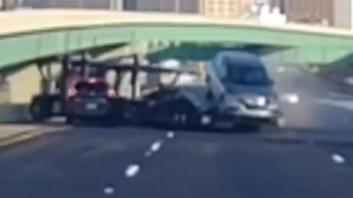 Truk terlempar dari jalan layang