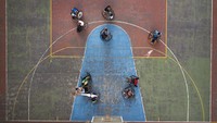 Mereka selalu mengalami kendala transportasi apalagi dengan subway karena tidak bisa masuk dengan kursi roda.  