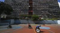Mendoza, pemimpin Yayasan Cedera Tulang Belakang Venezuela, menyelenggarakan turnamen bola basket kursi roda di lingkungan Caracas.  