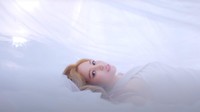 Dan juga shot Mina dalam nuansa putih ini. (Foto: dok. JYP Entertainment) 