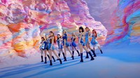 Tentunya ending pose di set tebing pelangi yang ikonik! (Foto: dok. JYP Entertainment)