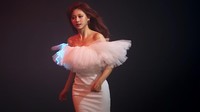 Banyak solo shot yang memanjakan mata salah satunya adalah shot Tzuyu dengan gaun putih ini. (Foto: dok. JYP Entertainment) 