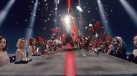 I Cant Stop Me menyajikan TWICE dalam dua persona berbeda di adegan meja makan. Tiba-tiba ada motor balap yang dikendarai Jungyeon mendarat! (Foto: dok. JYP Entertainment) 